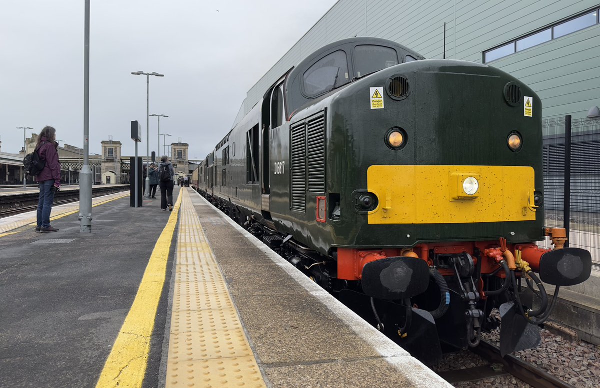 BenBroomfield_'s tweet image. The Chairman’s Train 🚂

@LocoServicesGrp #class37’s D6817 &amp;amp; D6851 haul the staff special back to London, after is jolly around Devon &amp;amp; Cornwall. 

Giving it the beans after being looked at Exeter!

#DispatchersOfTwitter #railway #railways #train #trains #ukrail #ukrailscene #LSL