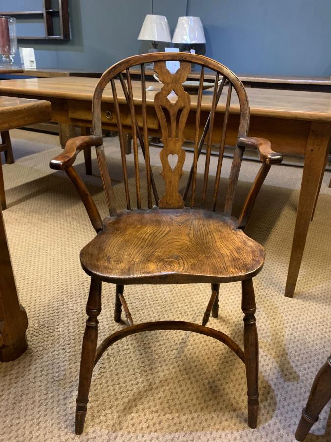 AntiqueTables1's tweet photo. Antique Windsor Carver Chair 

https://t.co/OKd0mofVFF

#carverchair #windsorchair #antiquewindsorchair #antique #furniture #interiordesign #decor https://t.co/9iheQG2A5M