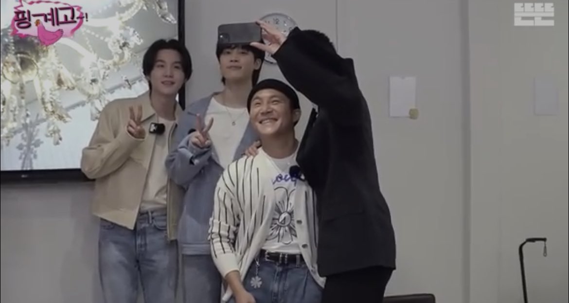 DdeunDdeun | YT 편한 동생들은 핑계고 🔗https://youtu.be/ZfOXJJN7nNk SUGA and Jimin’s appearance on DdeunDdeun is available now check it out🤩💜