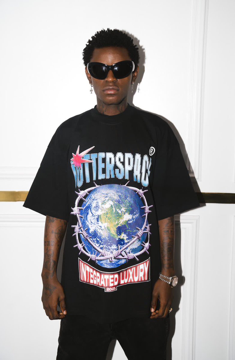 Fabulous__Jr's tweet photo. There is no afrobeats event where you wonโt see people rocking an Outterspace merch, the brand is already taking over the music scene @outterspacelab #DavidoxOutterspace https://t.co/S5jB6J2Enf https://t.co/mfacvrcmi8