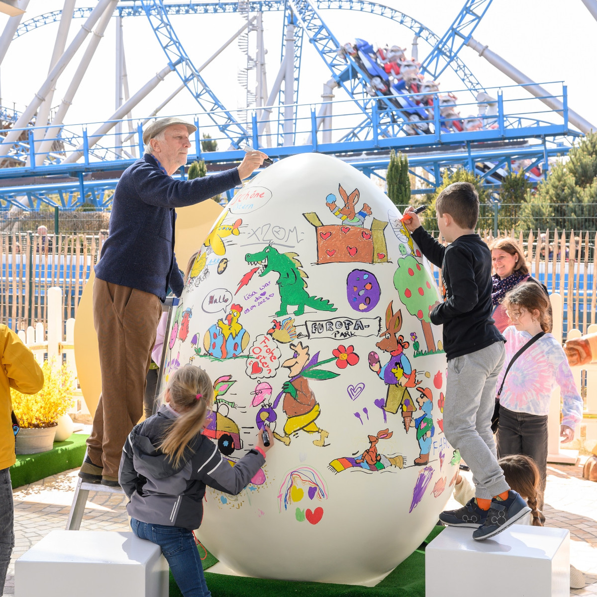ep_sprecher's tweet photo. Im #EuropaPark fand eine Malaktion für Kinder mit dem bekannten Cartoonist #PeterGaymann statt, bei der über 500 Kinder an zwei riesigen Ostereiern malten. Europa-Park Inhaber Roland Mack bezeichnete Gaymann als eine Bereicherung und freut sich auf dessen Ausstellung im Winter. https://t.co/63xV4JaIij