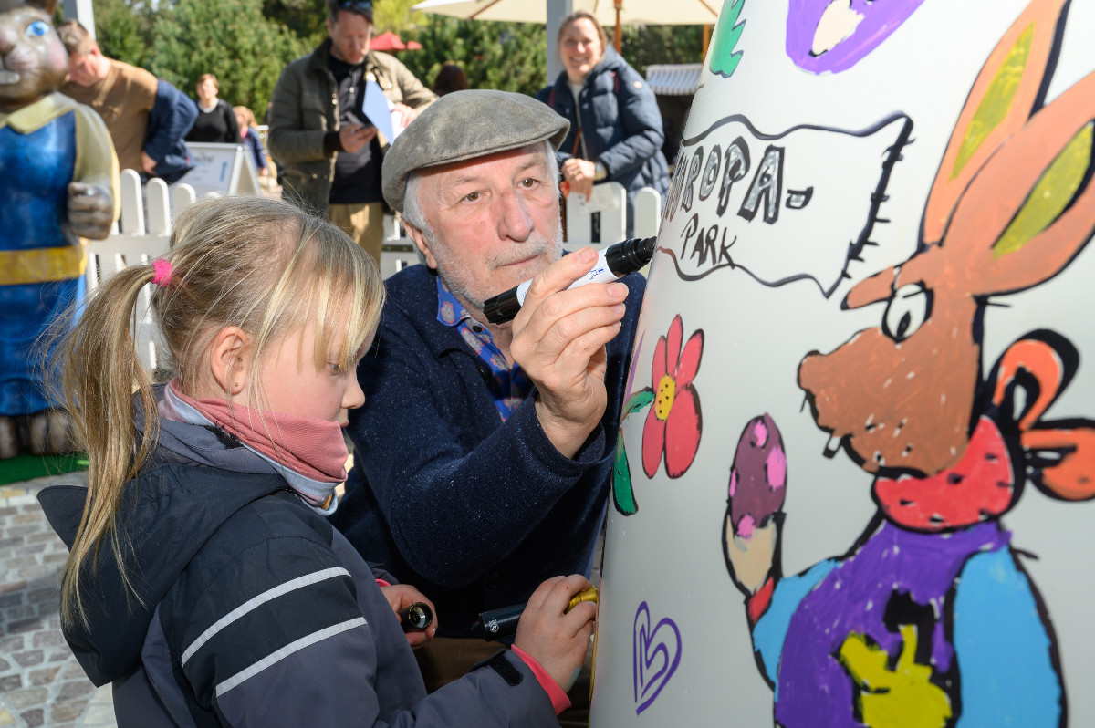 ep_sprecher's tweet photo. Im #EuropaPark fand eine Malaktion für Kinder mit dem bekannten Cartoonist #PeterGaymann statt, bei der über 500 Kinder an zwei riesigen Ostereiern malten. Europa-Park Inhaber Roland Mack bezeichnete Gaymann als eine Bereicherung und freut sich auf dessen Ausstellung im Winter. https://t.co/63xV4JaIij