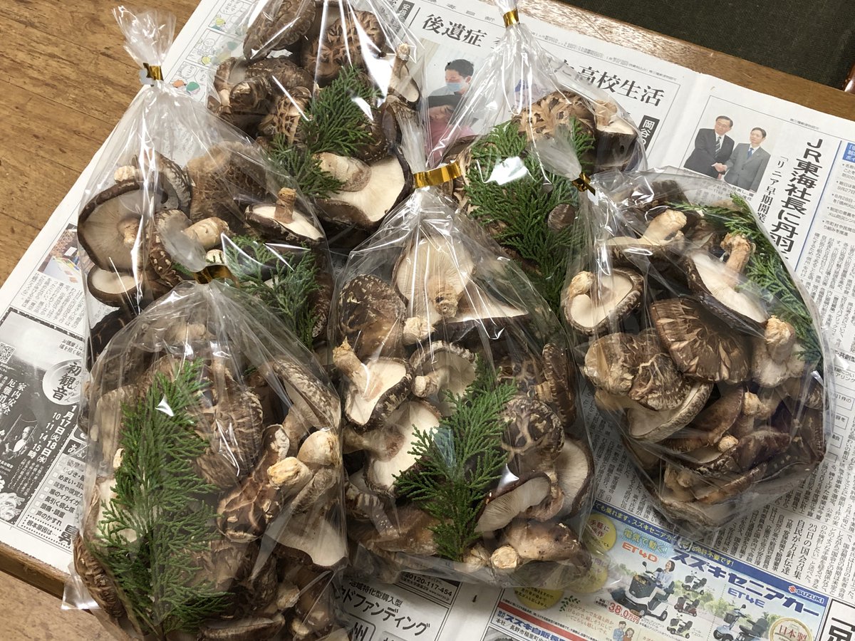 hiro_riddle's tweet photo. 収穫でした🍄思ったより小葉が多くて、、、奥が深くて思う様にいかないから面白いんだなと。
もっともっと精進しなきゃ!
#Ctake
#信州上田原木椎茸栽培部 https://t.co/lufB3EabIM