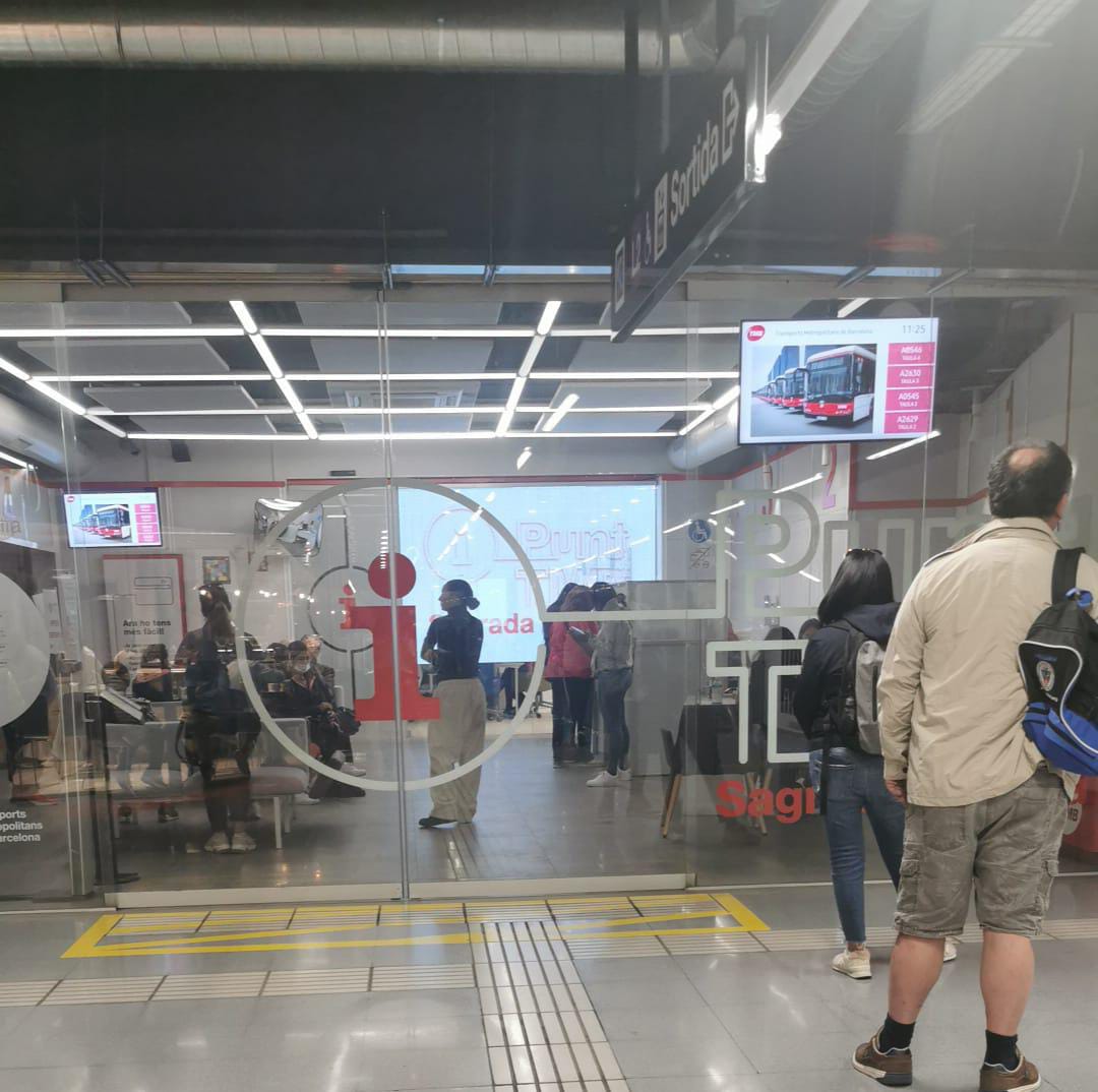 SoliMetrobcn's tweet photo. Les cues als #PuntsTMB són cada cop més freqüents. Quan demanem previsió, ens referim a no tenir a les usuàries esperant + de 50 minuts a ser ateses per comprar títols bonificats. Tornem a veure que les que *més necessiten* el servei públic són les que *menys importen*.
#vergonya https://t.co/I3mDtu9Usl