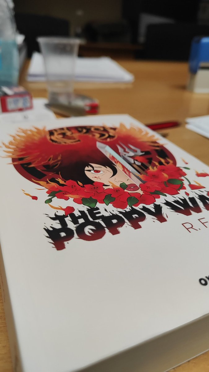 sanchez_tomas's tweet photo. #ThePoppyWar, en casa. @JavierWoT ve ahorrando para comprar los derechos del resto de la trilogía, que tiene pintar de que me va a molar #muchisimo https://t.co/jiG9v3tTIF