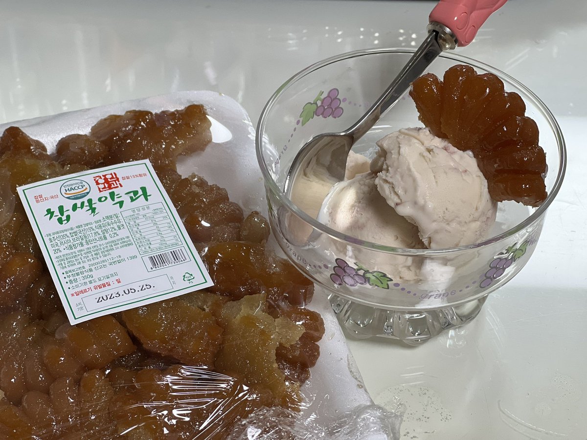 arincannes's tweet photo. 나만의 먹조합🍨
많은 가게들이 판매하고 사람들이 시도해본 조합이겠지만 
약과에 아이스크림 강력추천🍥
조청이 차가워져 약과가 더욱 쫀득해진다
동서양 디저트의 조합이란 살크업 가능
LinedUP_Gourmet https://t.co/79YpSCUsAU