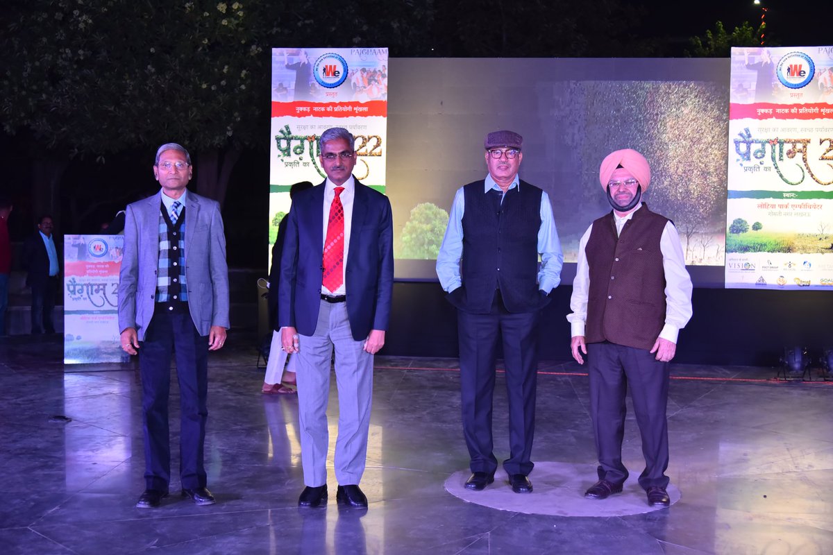 WeYoungsters's tweet photo. आशीर्वाद बड़ो का जब मिलता है तो कोई काम अधूरा नहीं छूटता । 
ठीक इसी तरह पैग़ाम २२ में -
माननीय न्यायमूर्ति जस्टिस महेंद्र दयाल जी ( सेवानिर्वित) 
माननीय न्यायमूर्ति जस्टिस राजीव सिंह जी (हाईकोर्ट उत्तर प्रदेश )
माननीय न्यायमूर्ति जस्टिस श्री के० एस० राखरा जी ( सेवानिर्वित) https://t.co/2y8Rosplju