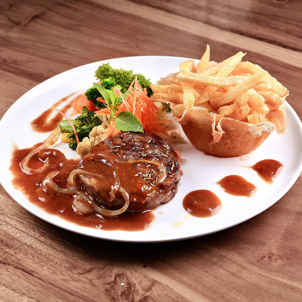 EasyGardenResto's tweet photo. Sometimes, all you need is a steak.
But then go for our Australian Striploin.
It's 200g, comes with veggies and fries and costs only Rp 139k nett!

#easygardenresto #restojogja #kulinerjogja #cafejogja #makandijogja #jogjafood #jogjaculinary #jogjakuline… https://t.co/crhJsskbB0 https://t.co/tLrN2xBv4M