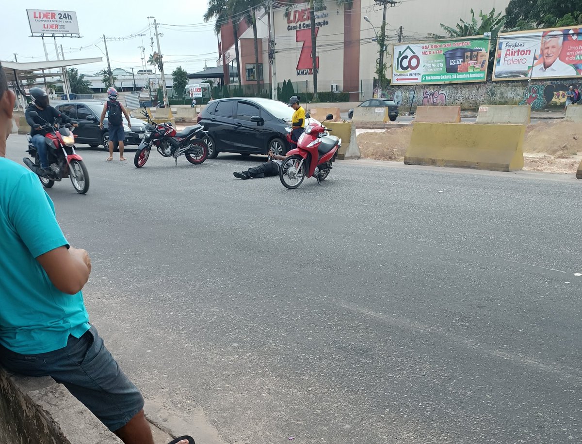 mjuniorlobo's tweet photo. Acidente de moto na Br em frente a jurunense.@belemtransito https://t.co/xrvADrYQO6
