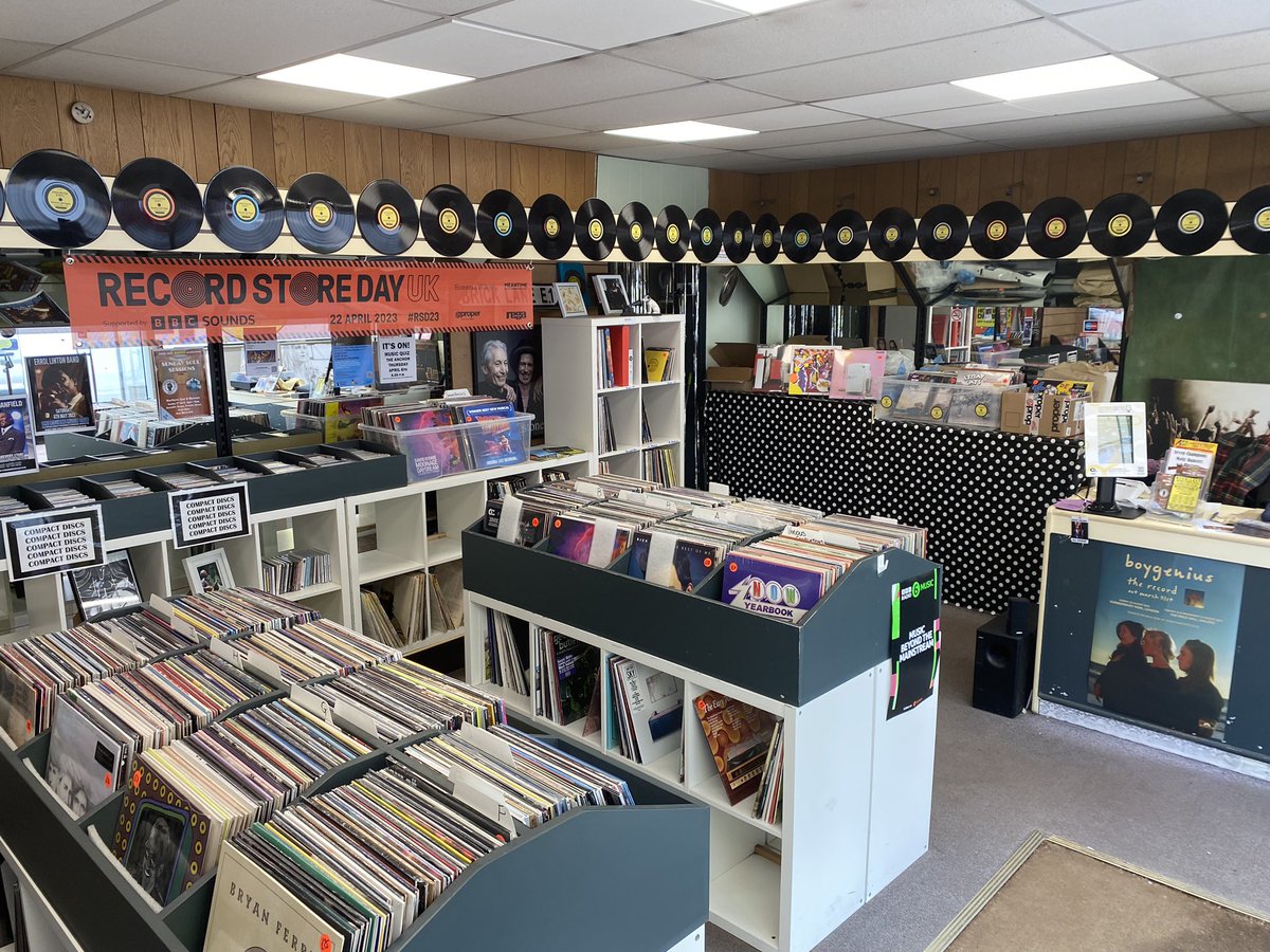 CREEKSIDE VINYL 
Faversham’s Record Shop …
Stocking the best in Brand New Records 
Classic Albums 
Obscure Gems
and the latest brand new releases….
We are in Market Street in the centre of Town 
Come along for a mooch…