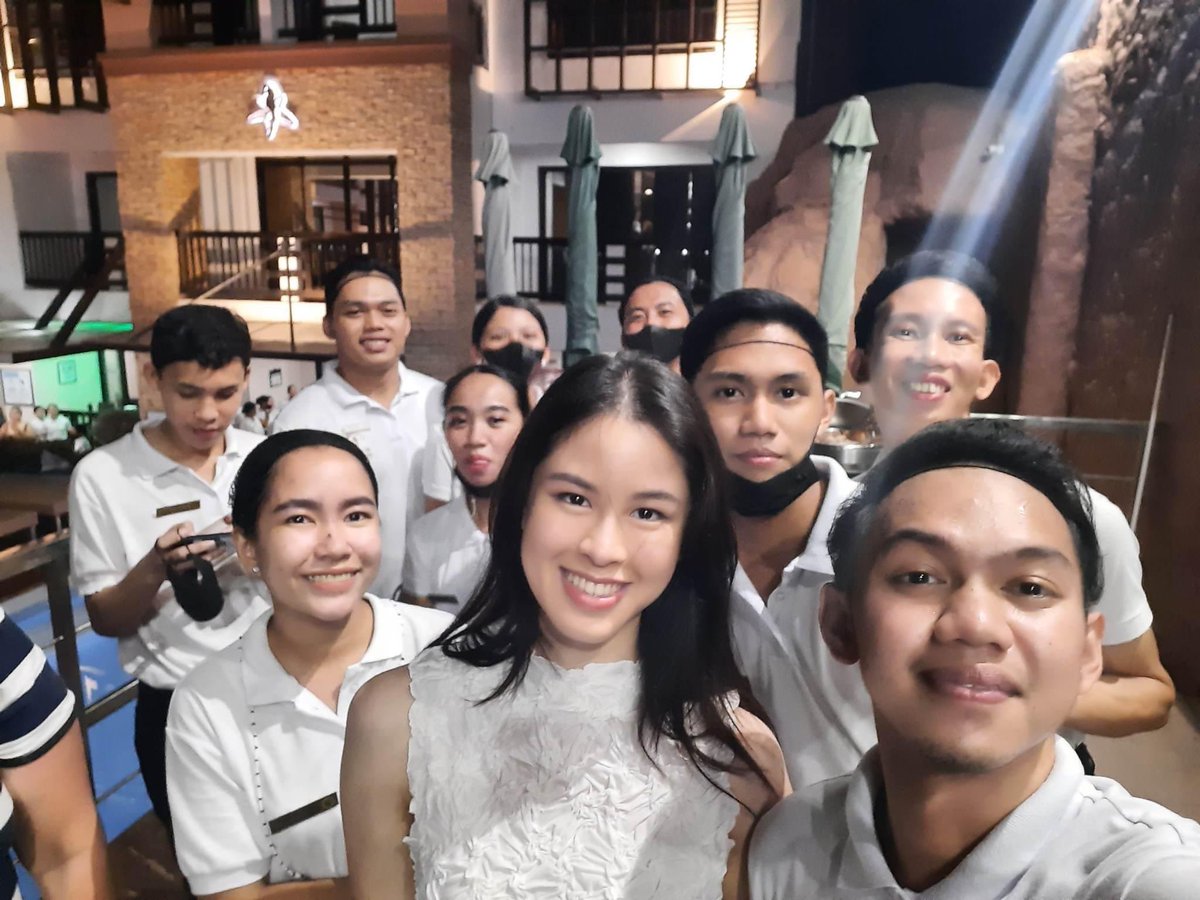 Pretty <a href="/KissesDelavin/">Kisses Delavin</a> with JL, AG and Staffs of La Carmela 🥰❤️

#KissesDelavin
