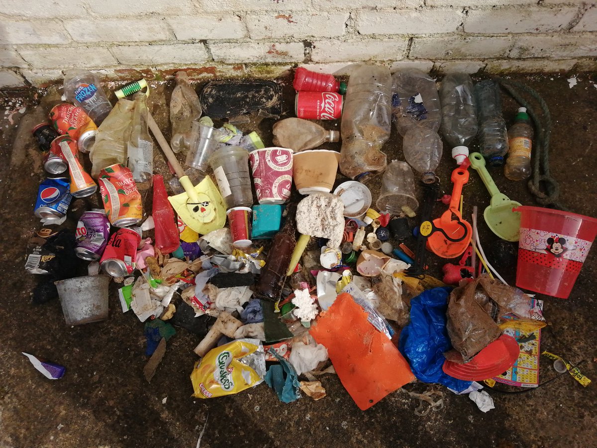 So many plastic bottles!! A lovely Easter weekend brought the hoards to New Brighton, and with it, their rubbish. Kids beach toys and food wrappers galore! A new find too - have you ever found a knee pad??
#GreatBritishSpringClean #Wirral #NewBrighton