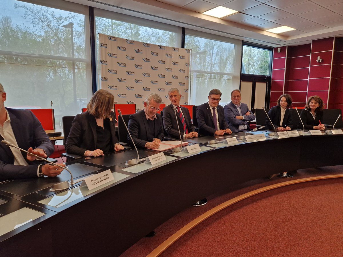 [ LIGERIS S’ENGAGE ]
Signature ce matin avec notre Présidente, <a href="/MarieQuinton8/">Marie Quinton</a>, de la convention de Gestion Urbaine et Sociale de Proximité de Tours Métropole Val de Loire.
Objectif : améliorer la qualité du cadre de vie et le renouvellement des quartiers de notre territoire.