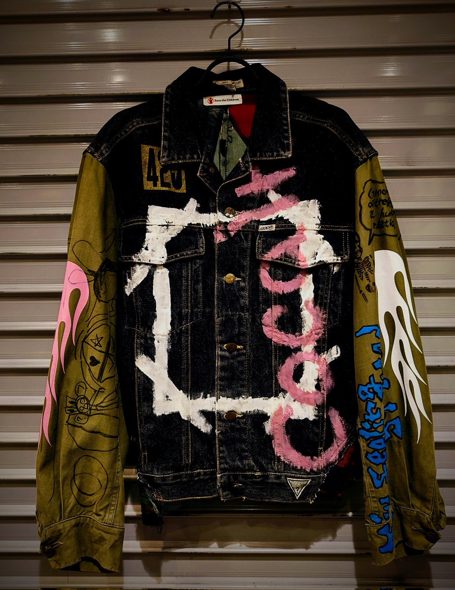 uvcss_junkside's tweet photo. 【新作】
VUÅSA
存在するデザインは１着のみのヴォーサ。
無邪気で自由なデザインのデニムジャケット。
袖をミリタリーシャツの袖を採用し、子供の落書きが施されている。
純真無垢なイラストが描かれた
アートを余すことなく堪能してみては如何。

#アキバの洋服屋 #ジャンクサイド #秋葉原 #vuasa https://t.co/mAHUQGj1k0