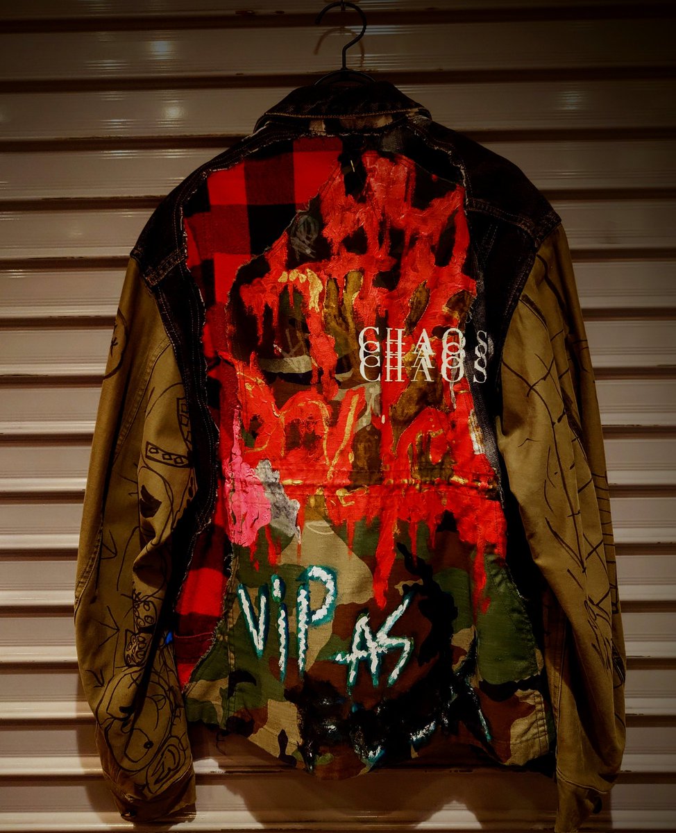uvcss_junkside's tweet photo. 【新作】
VUÅSA
存在するデザインは１着のみのヴォーサ。
無邪気で自由なデザインのデニムジャケット。
袖をミリタリーシャツの袖を採用し、子供の落書きが施されている。
純真無垢なイラストが描かれた
アートを余すことなく堪能してみては如何。

#アキバの洋服屋 #ジャンクサイド #秋葉原 #vuasa https://t.co/mAHUQGj1k0