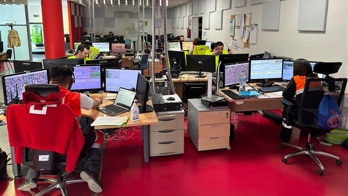 EmergenciasMur's tweet photo. Los operadores de comunicaciones se encuentran repartidos en los diferentes centros de coordinación.

En la imagen, los integrantes del Centro de Coordinación de Urgencias del 061, desde donde se gestiona la demanda asistencial sanitaria.

#BandodelaHuerta2023 https://t.co/jX5LmdNLiN