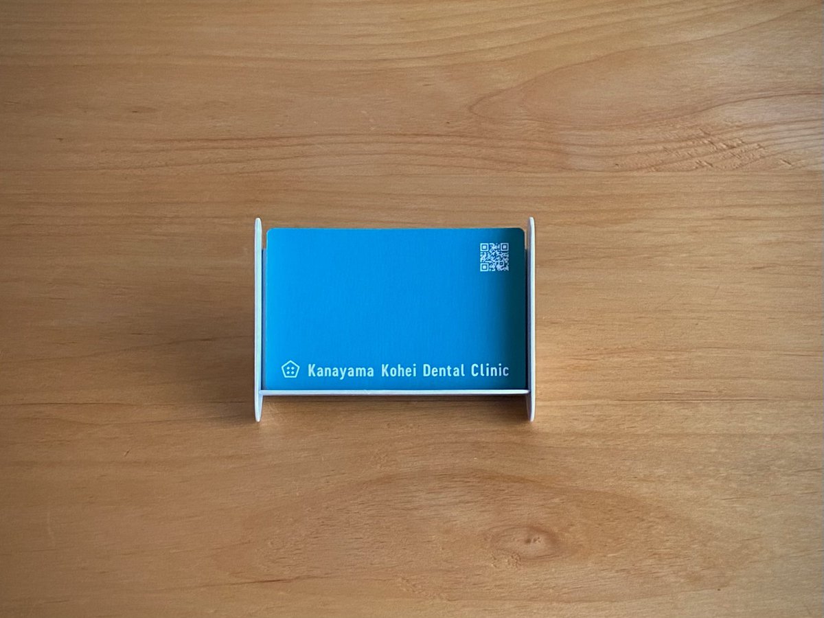 NAUTdesign's tweet photo. カードスタンド
Card stand
W90 D50 H50
steel
受付カウンター用カードスタンド。
カードの見易さ取り易さを考慮したデザイン。
#金山こうへい歯科 #cardstand #steel #カードスタンド #スチール #特注 #naut https://t.co/sA5DnWqTIk