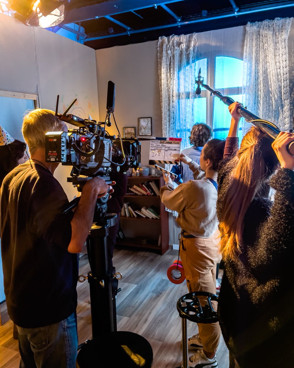 clcf_ecole's tweet photo. Tournage de "L'Heure Bleue", court-métrage réalisé par Suzanne Louis dans le cadre de la 3ème année du #CLCF https://t.co/OXtPckY36I