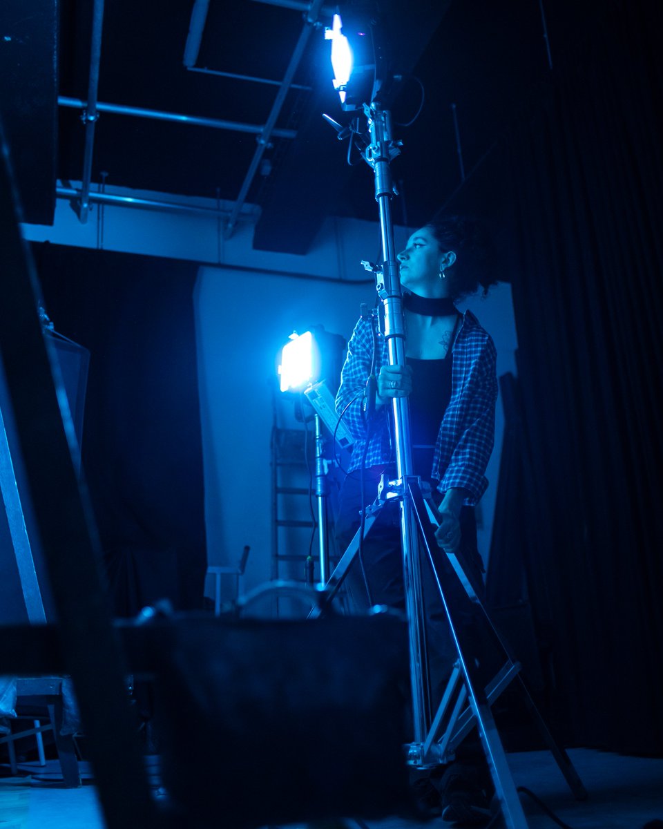 clcf_ecole's tweet photo. Tournage de "L'Heure Bleue", court-métrage réalisé par Suzanne Louis dans le cadre de la 3ème année du #CLCF https://t.co/OXtPckY36I