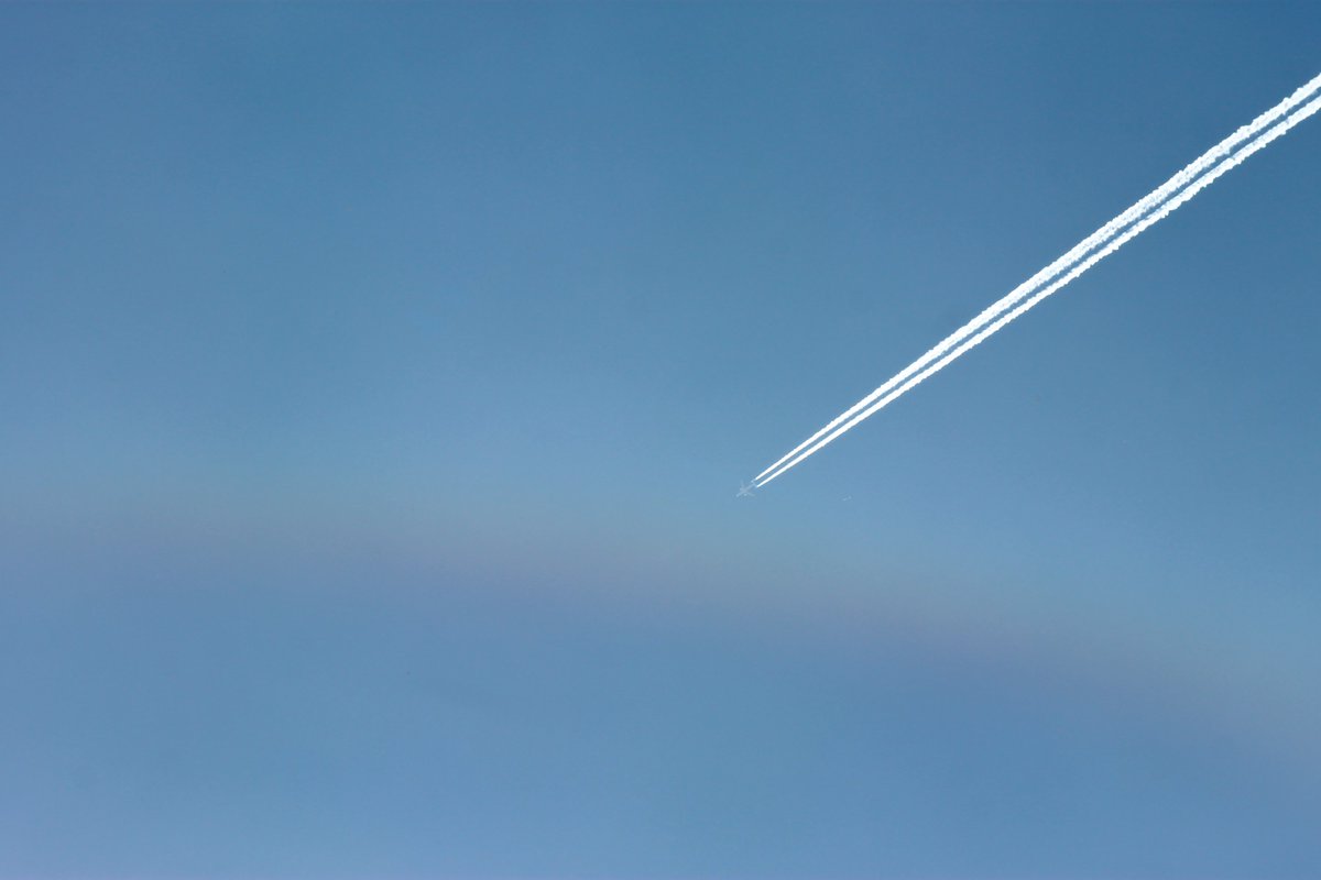 Spicey_Spiney's tweet image. #UpperTangentArc (with aircraft flying through it!) Photos taken on 8th April 2023 from Oxfordshire, UK. UTAs are caused by refraction of sunlight through ice crystals #AtmosphericOptics #OpticalEffects