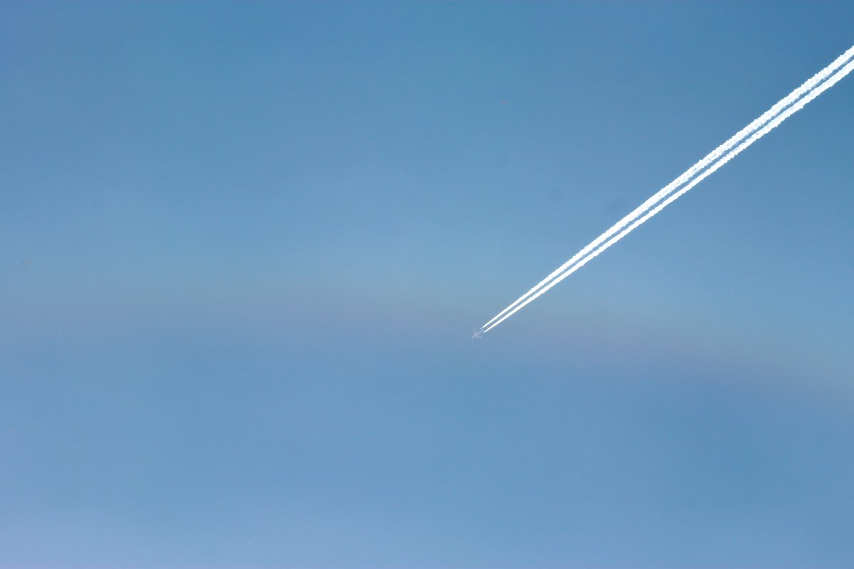 Spicey_Spiney's tweet image. #UpperTangentArc (with aircraft flying through it!) Photos taken on 8th April 2023 from Oxfordshire, UK. UTAs are caused by refraction of sunlight through ice crystals #AtmosphericOptics #OpticalEffects