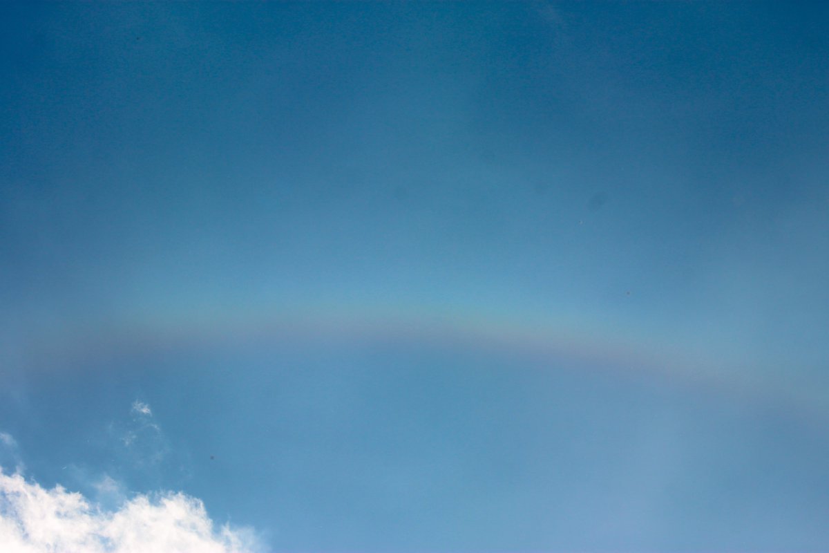 Spicey_Spiney's tweet image. #UpperTangentArc (with aircraft flying through it!) Photos taken on 8th April 2023 from Oxfordshire, UK. UTAs are caused by refraction of sunlight through ice crystals #AtmosphericOptics #OpticalEffects