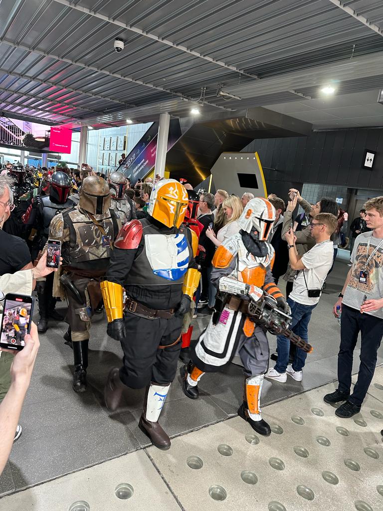 MyraAdAstra's tweet photo. Ce week-end j'ai enfin pu réaliser un de mes rêves d'enfance en participant à la #StarWarsCelebration
La grande fan que je suis de cet univers s'est retrouvée comblée ❤️ https://t.co/fS9dq56cfX