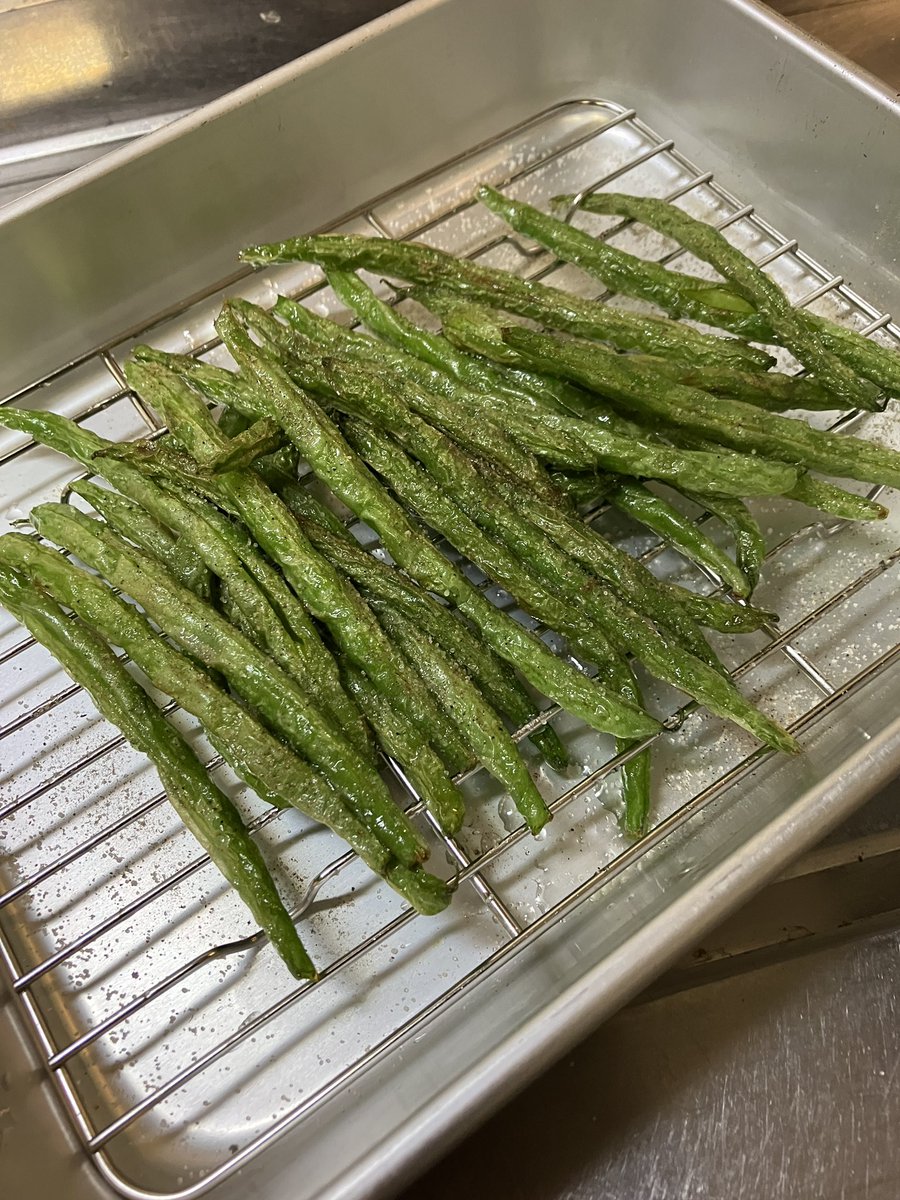 n_sakayori17's tweet photo. 福島県で働いていた時に農家さんから
「インゲンは素揚げが旨い」と
教えてもら���てからはこの食べ方に
激ハマり！

素揚げインゲンに塩コショウを
パラっと振るだけで最高の旨さです https://t.co/eyGwACeT0M