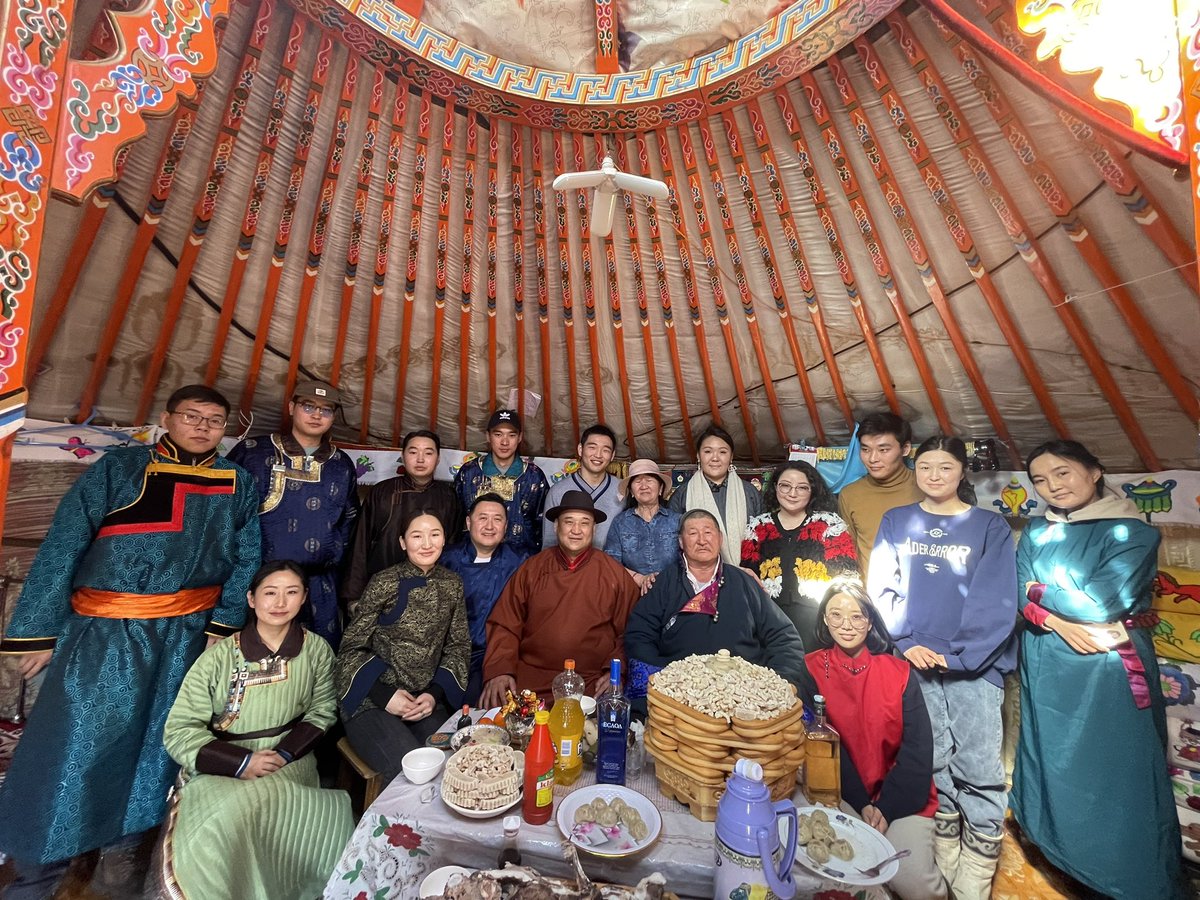 WorldMongolFed1's tweet image. Дэлхийн Монгол залуус Монголын уламжлалт аж ахуйтай танилцахаар Төв аймгийн Баянчандмань сумын хоёр малчин айлаар зочлов.  #worldmongolscholarship #wms2023 #worldmongols