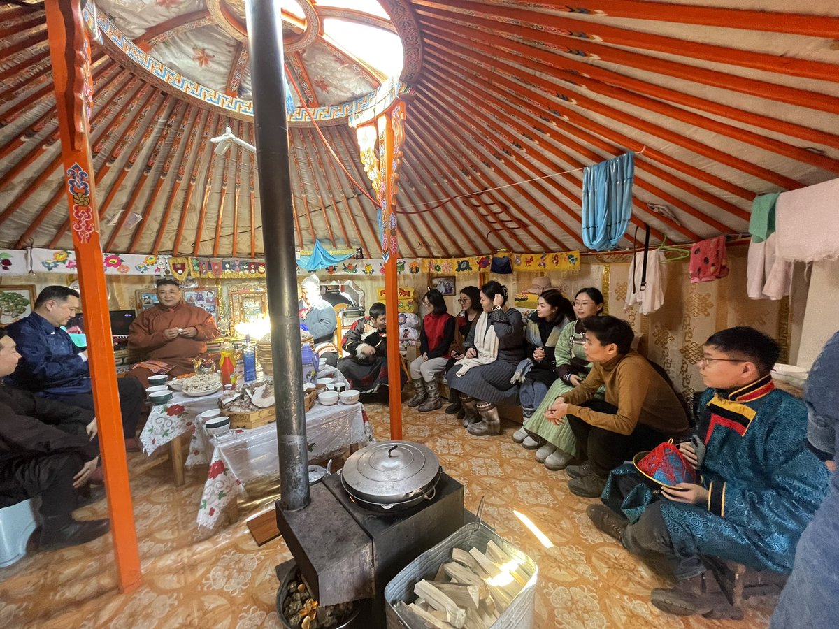 WorldMongolFed1's tweet image. Дэлхийн Монгол залуус Монголын уламжлалт аж ахуйтай танилцахаар Төв аймгийн Баянчандмань сумын хоёр малчин айлаар зочлов.  #worldmongolscholarship #wms2023 #worldmongols