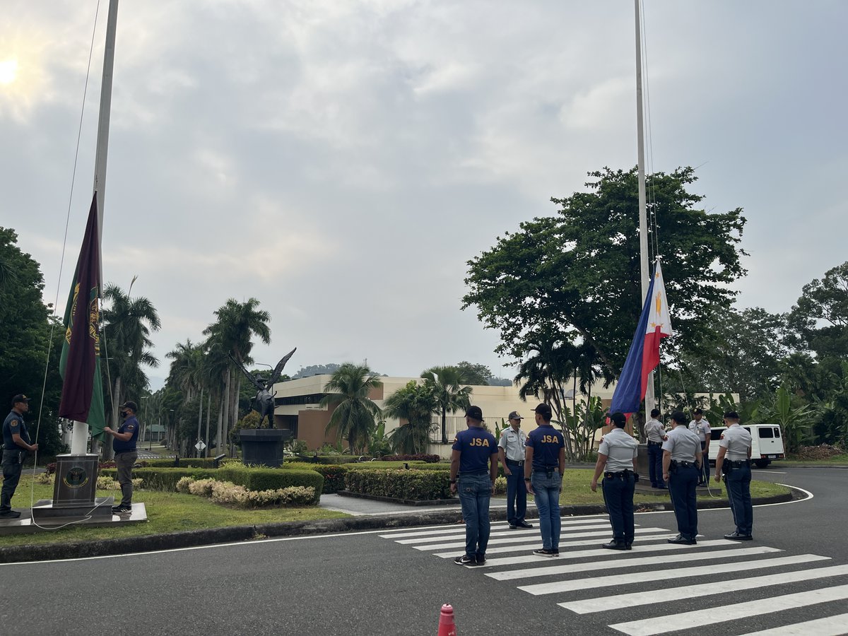 UPLBCEAT1983's tweet photo. #CEATUpdate
The college hosted the flag raising ceremony today, 11 April in front of the BM Gonzalez Hall.
The ceremony was attended by CEAT faculty, REPS and admin staff with Chancellor Jose Camacho, VC Bax Paras, VC Roberto Cereno and UPF staff. https://t.co/lGTC0WVDvA