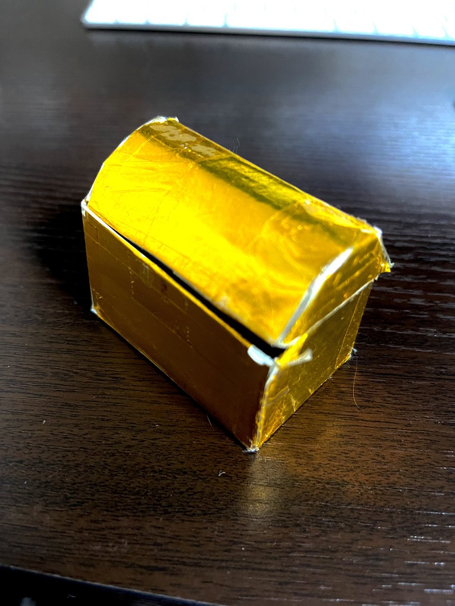 くそwww見つけてしまったwww
なんでwww結婚生活にwwwww
必要だと思ったんだよwwwwwwwwww
（引っ越し先にも持ってくるなよwww）

宝箱作ったのは小学生の時だから誰かほめて！！！！

#厨二病回顧録 https://t.co/Jez5CvQeTD