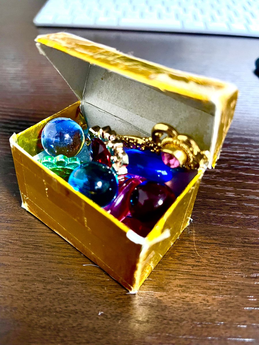 くそwww見つけてしまったwww
なんでwww結婚生活にwwwww
必要だと思ったんだよwwwwwwwwww
（引っ越し先にも持ってくるなよwww）

宝箱作ったのは小学生の時だから誰かほめて！！！！

#厨二病回顧録 https://t.co/Jez5CvQeTD