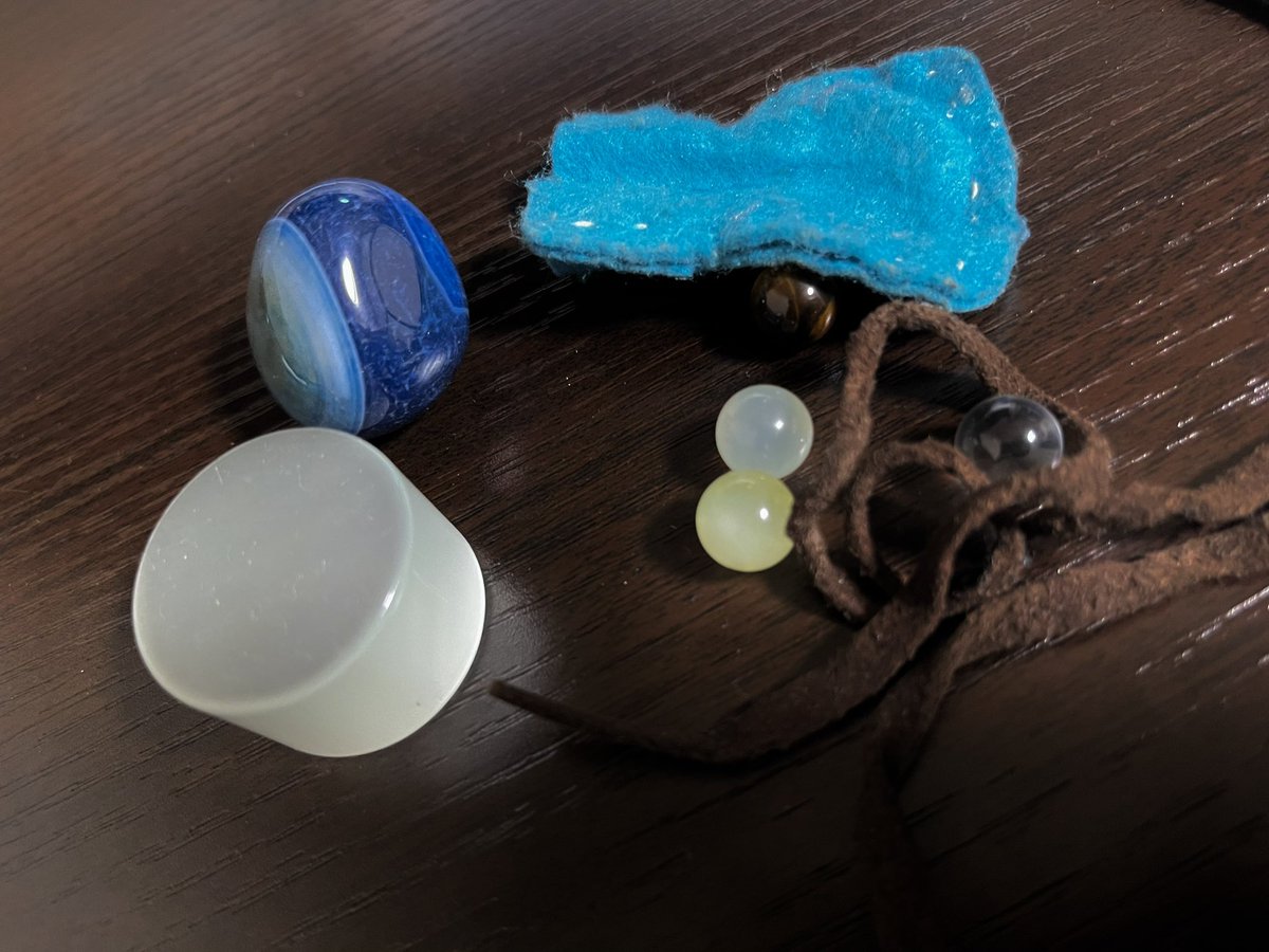 くそwww見つけてしまったwww
なんでwww結婚生活にwwwww
必要だと思ったんだよwwwwwwwwww
（引っ越し先にも持ってくるなよwww）

宝箱作ったのは小学生の時だから誰かほめて！！！！

#厨二病回顧録 https://t.co/Jez5CvQeTD