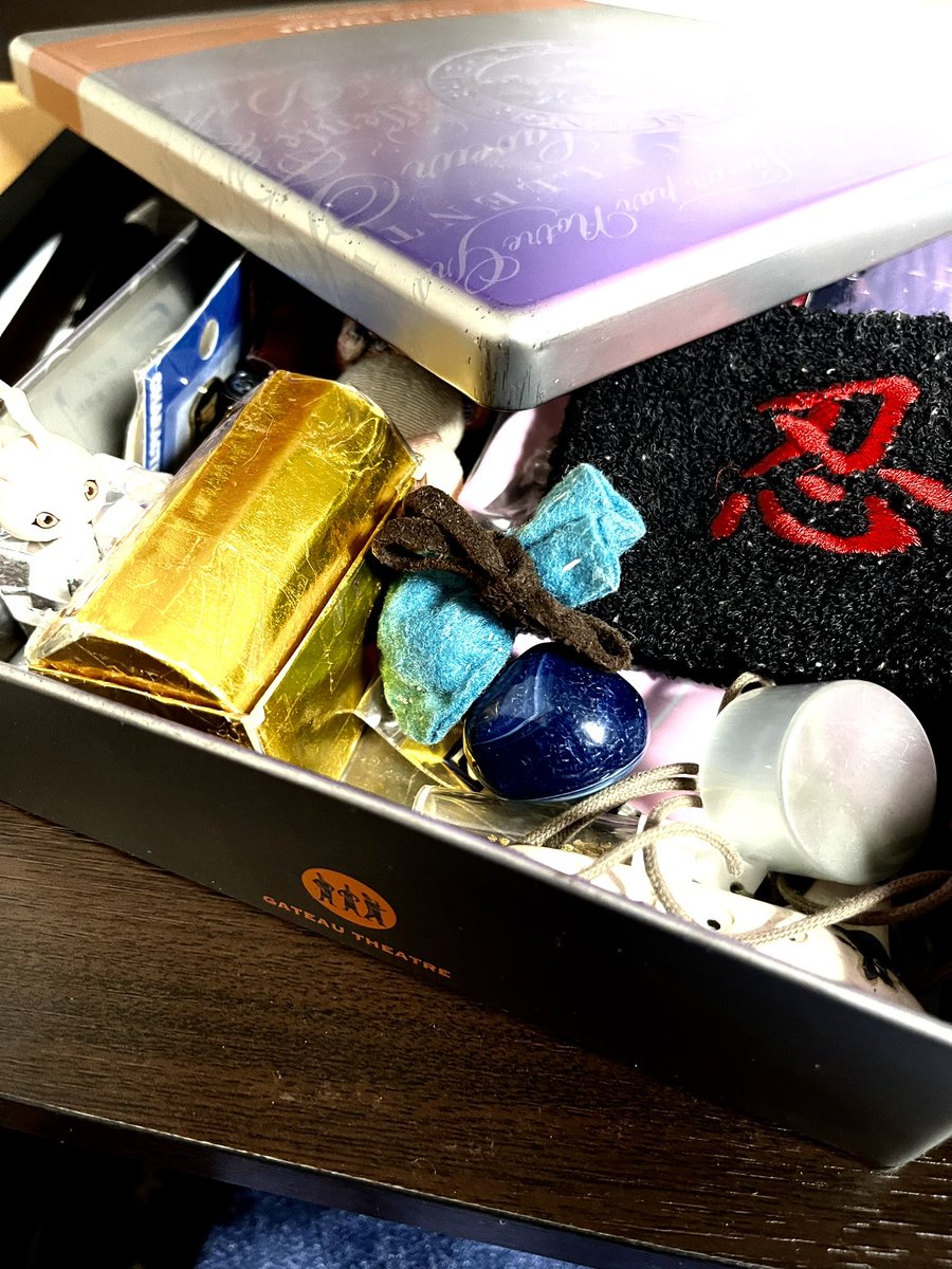 くそwww見つけてしまったwww
なんでwww結婚生活にwwwww
必要だと思ったんだよwwwwwwwwww
（引っ越し先にも持ってくるなよwww）

宝箱作ったのは小学生の時だから誰かほめて！！！！

#厨二病回顧録 https://t.co/Jez5CvQeTD