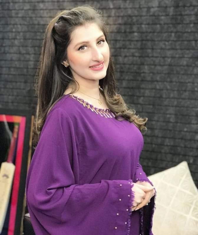 Areeba_official's tweet photo. ســـب کـہتـــے ہیـــں میـــں بہــت ع��ـجـــیب ہــــوں !❤️
.. 🌸ہـــاں میـــں ہـــوں بہـــت عــجیب مجــھے الـــگ
 ہـــی رہــنا  اچـــھا لگـــتا ہـــے..! 🌙🤎.. https://t.co/NjwX3zhclP