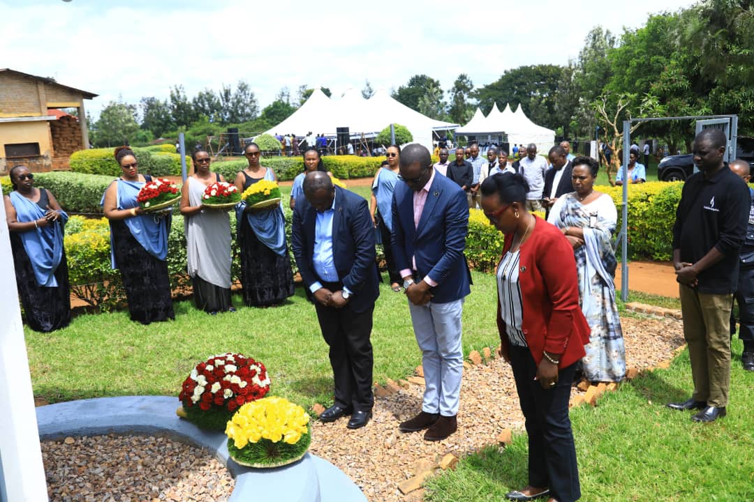 KayonzaDistrict's tweet photo. Uyu muhango wabanjirijwe no gushyira  indabo ku rukuta rwanditseho amazina ya bamwe mu bamenyekanye ko biciwe Midiho no ku bunamira.

#Kwibuka29 https://t.co/kxOTeMr4OG