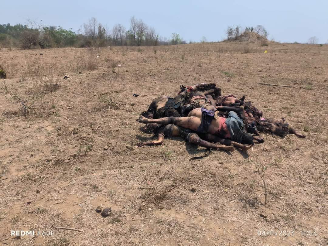 ကန့်ဘလူ ပဇီကြီးရွာ လေကြောင်းတိုက်ခိုက်ခံရ
လူအစုလိုက်အပြုံလိုက် သေဆုံးတယ်လို့ ကယ်ဆယ်ရေးလုပ်နေသူတွေပြော

ကန့်ဘလူမြို့နယ်ထဲက ပဇီကြီးရွာမှာ ဧပြီလ ၁၁ရက်၊ ဒီကနေ့မနက်လုပ်တဲ့ ပြည်သူ့အုပ်ချုပ်ရေးအဖွဲ့ရုံးခန်း ဖွင့်ပွဲကို စစ်ကောင်စီက လေကြောင်းပစ်ခတ်မှုလုပ်ခဲ့လို့ လူအစုလိုက်အပြုံလိုက်သေဆုံး