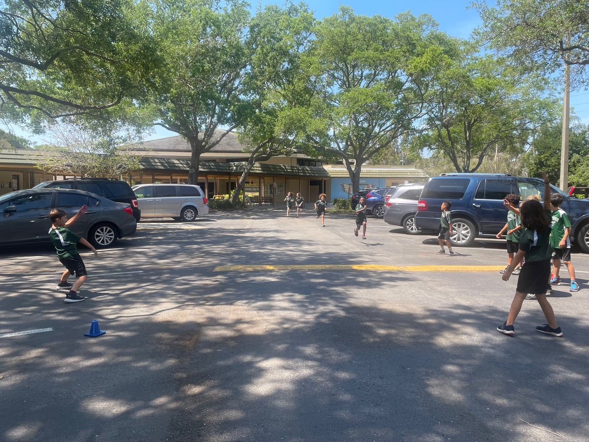 OurSaviorFLsch's tweet photo. Third grade practicing relay for track! #osls #livelove https://t.co/q1aQIFhIp8