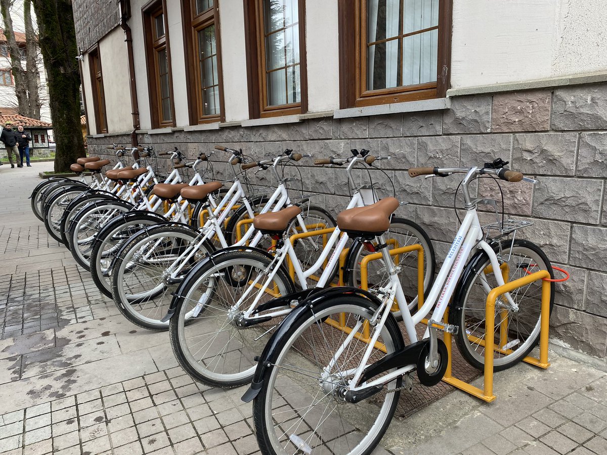 Artık belediyemizden ücretsiz olarak bisiklet alıp kullanabileceksiniz.
🚴‍♀️🚴‍♂️
Doğamız, sağlığımız ve kentimiz için… 
İki teker, sonsuz özgürlük!
