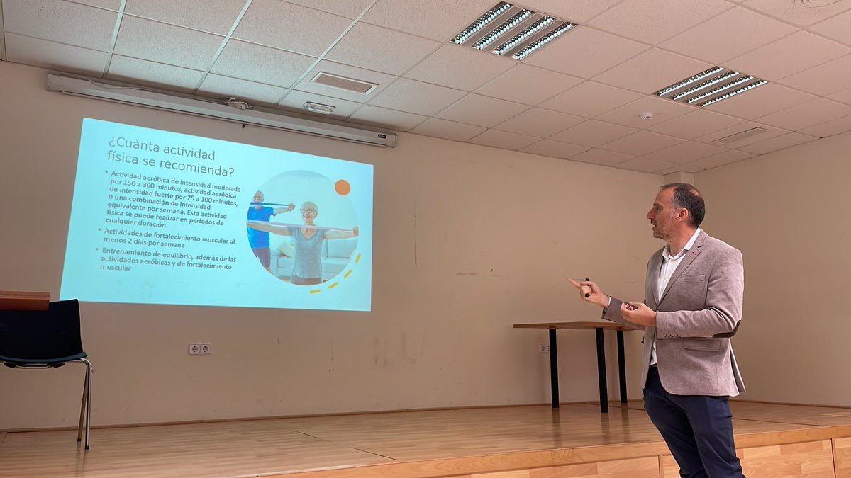 Hoy celebramos la 1a  Jornada "Hábitos saludables para prevenir el cáncer" del ASNM, en Campillos. A través de estas tres interesantes ponencias, estamos conociendo la importancia de la alimentación, el ejercicio físico y la gestión emocional para prevenir el cáncer. ¡Felices!.