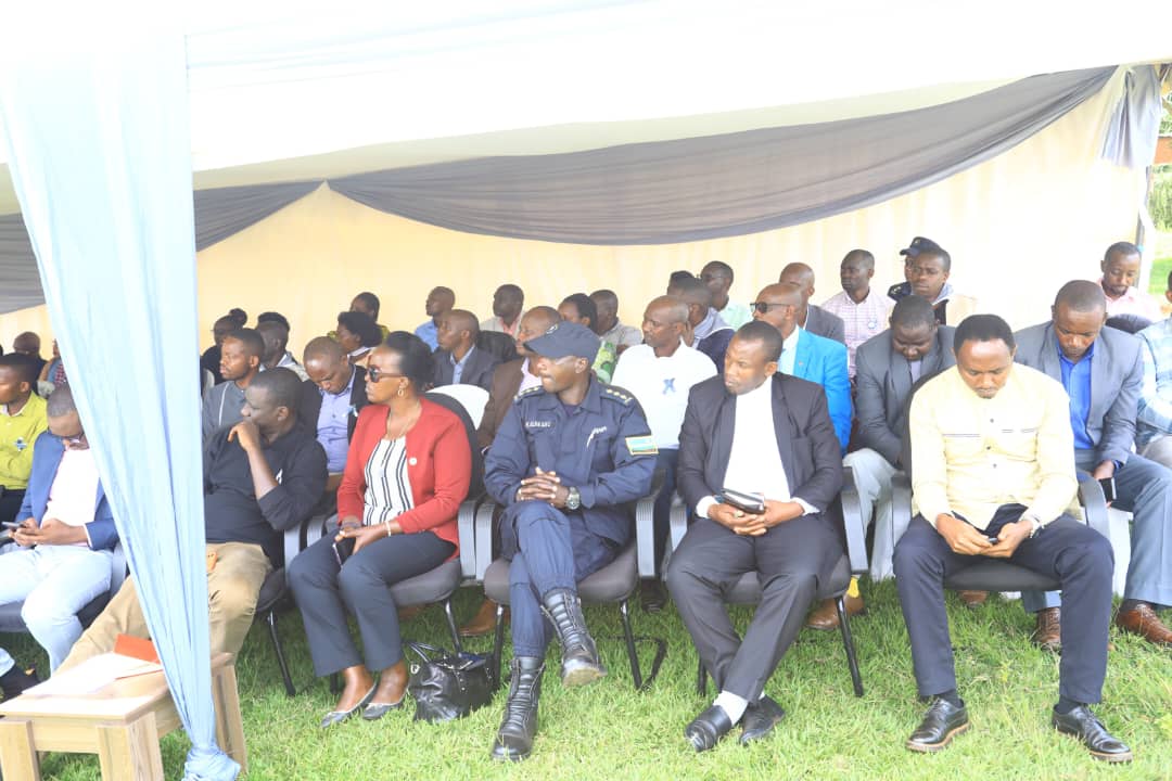 KayonzaDistrict's tweet photo. Gatera Faustin watanze ikiganiro yagarutse ku mateka mabi yaranze u Rwanda  kuva mu gihe cy'ubukoroni bigatsindagirwa na Repuburika ya mbere niya kabiri bigishije amacakubiri bikaza kugeza kuri Jenoside yakorewe abatutsi mu 1994
#Kwibuka29 https://t.co/BuGQHduEA5