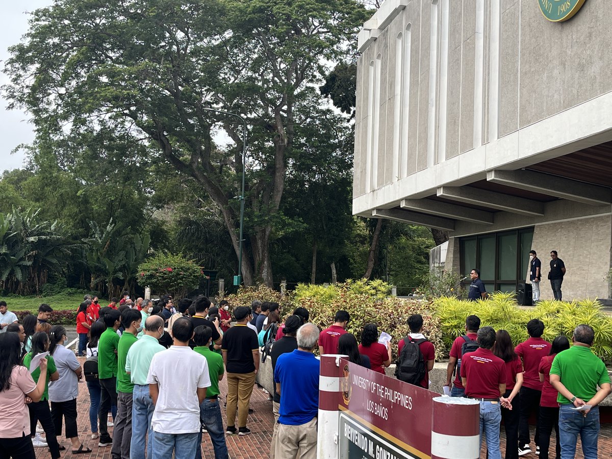 UPLBCEAT1983's tweet photo. #CEATUpdate
The college hosted the flag raising ceremony today, 11 April in front of the BM Gonzalez Hall.
The ceremony was attended by CEAT faculty, REPS and admin staff with Chancellor Jose Camacho, VC Bax Paras, VC Roberto Cereno and UPF staff. https://t.co/lGTC0WVDvA