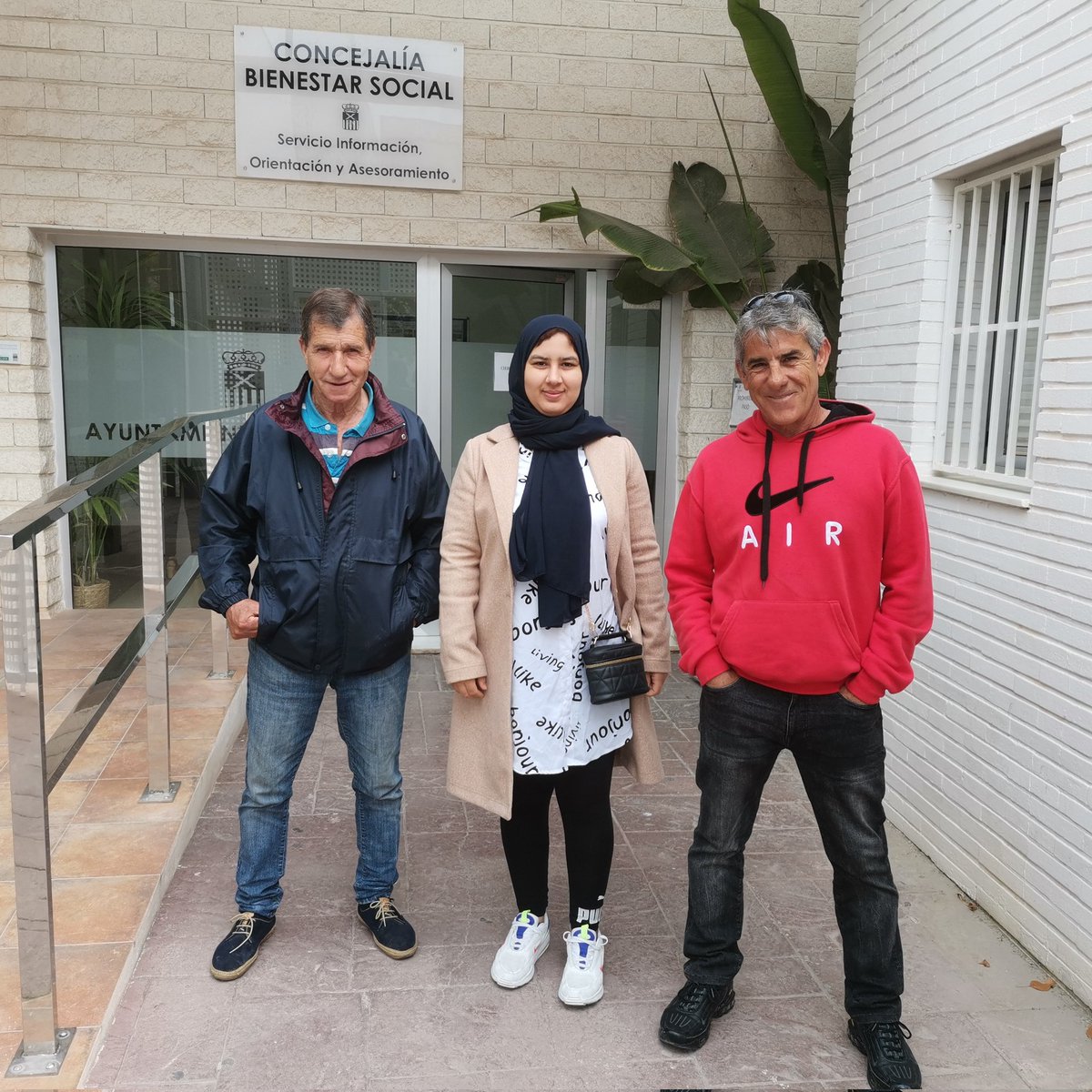 RspSole's tweet photo. La @RspSole en La Concejalia de Bienestar Social de #Almoradi, evitando los desahucios de #ceberus. Una lastima que los desahucios y las familias vulnerables no sean prioridad. Gracias por nada @EUAlmoradi
#somospobresnoidiotas #SomosPueblo #SomosPoder https://t.co/ld0Bsc6992