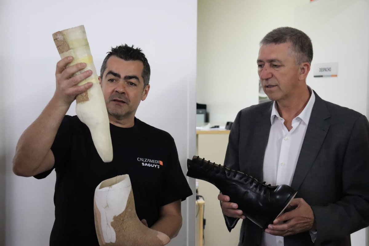 GVAinicotur's tweet photo. 🚶♀️@rafacliment_ visita #Calzamedi, empresa de #calzadoortopedico y a medida, cuya filosofía es mejorar la calidad de vida de las personas que sufren algún problema en sus pies🦶
Está presente en 28 países🌎
#CalzadoLaboralTecnico #CalzadoConfort #ortomediplus #saguys #Villena https://t.co/pofwfh7ePy