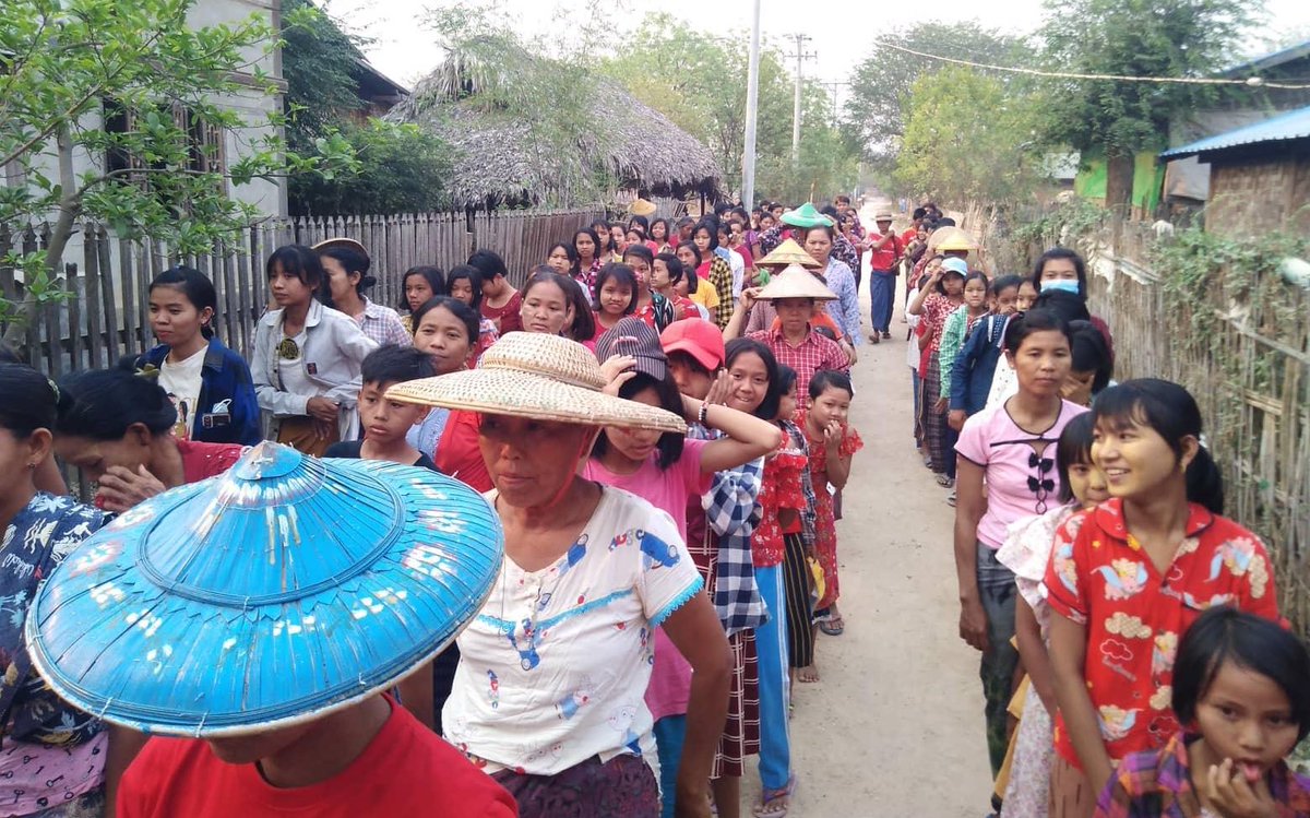 KYITHAR95368969's tweet photo. Evening protest led by residents from northern part of #Yinmarbin Twp, #Sagaing Region, staged a strike to eliminate the #MilitaryDictatorship on Apr11.

#WarCrimesOfJunta 
#EndImpunity            
#2023Apr11Coup          #WhatsHappeningInMyanmar https://t.co/CFqTE8XMwX