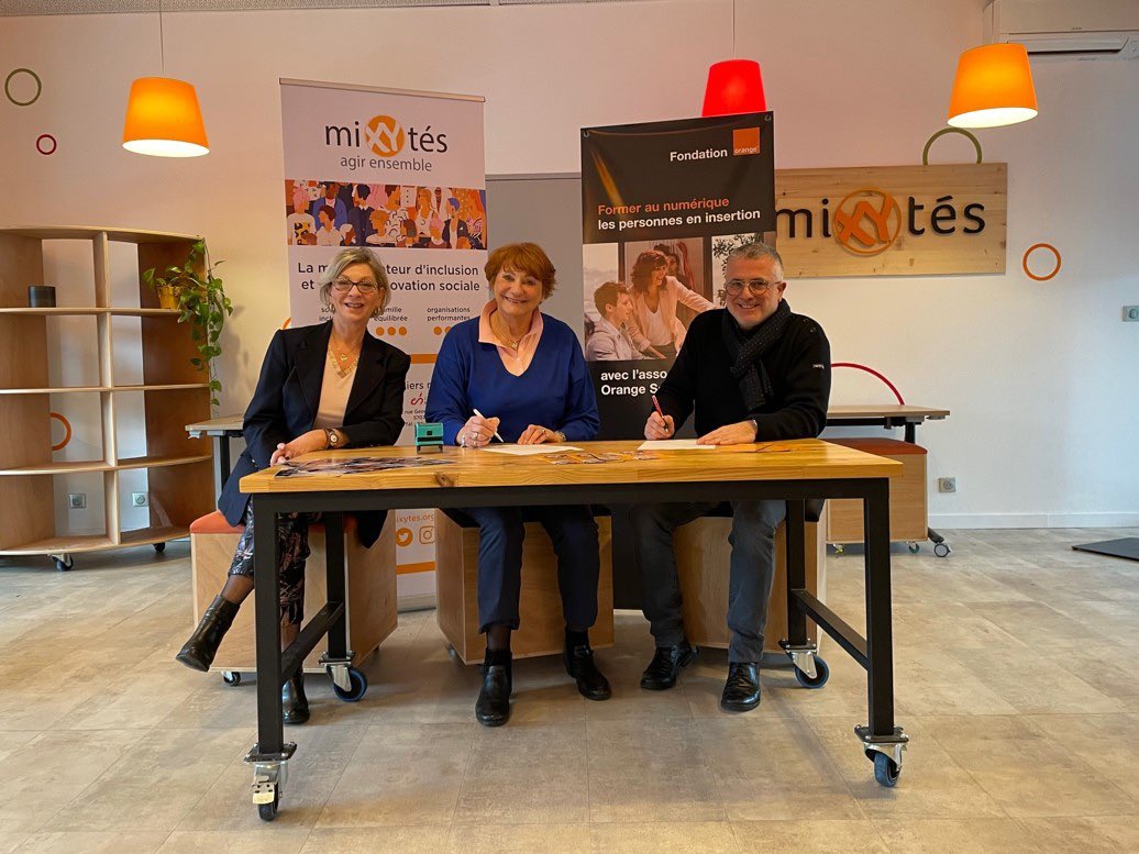 Orange Solidarité (@orangesolidarit) on Twitter photo #OrangesolidariT signe la 4ème Convention avec miXYtés pour l’animation des « permanences numériques collectives » à Metz, une belle fidélité !
<a href="/RLHelgoualch/">Renan L'Helgoualc'h</a>
<a href="/williamgrussi21/">William Grussi</a> <a href="/FondationOrange/">FondationOrange</a> #OrangesolidariT signe la 4ème Convention avec miXYtés pour l’animation des « permanences numériques collectives » à Metz, une belle fidélité !
<a href="/RLHelgoualch/">Renan L'Helgoualc'h</a>
<a href="/williamgrussi21/">William Grussi</a> <a href="/FondationOrange/">FondationOrange</a>