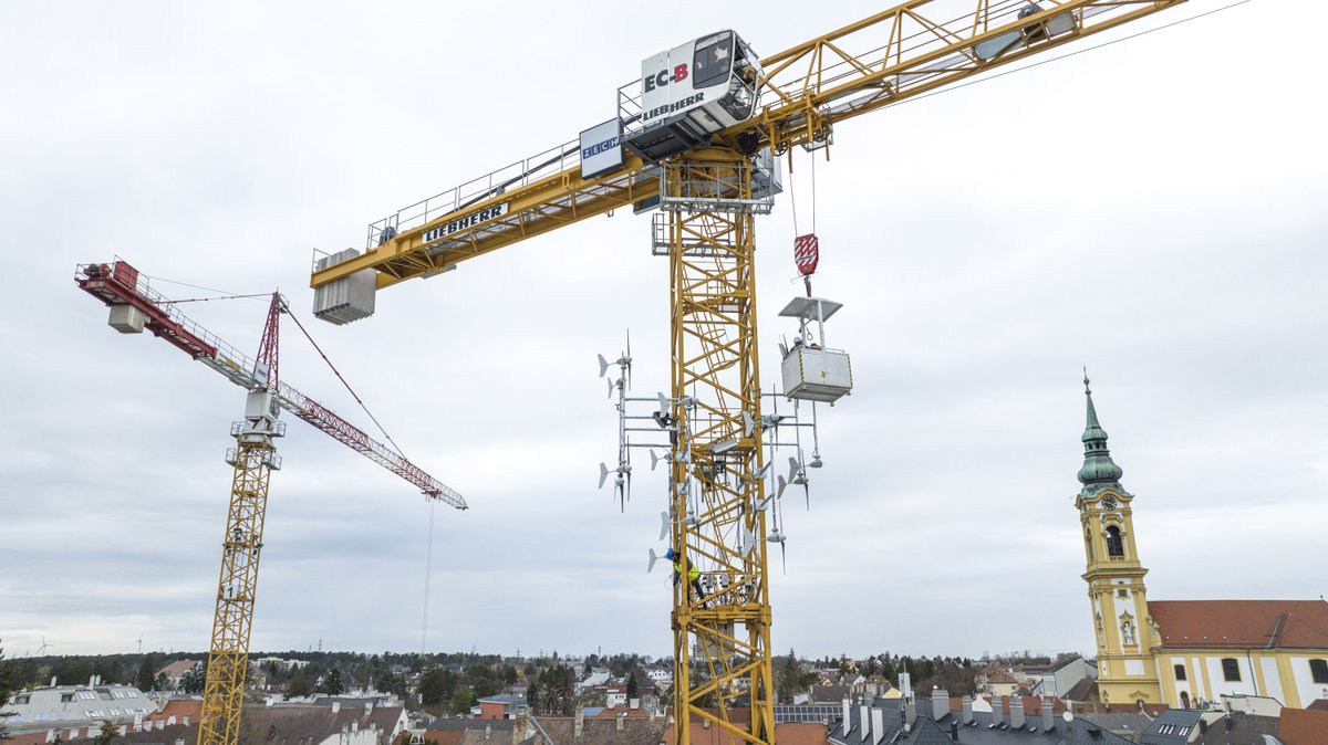 MOWEA harnessed wind power to generate electricity for SÜBA AG construction site operations. 16 micro wind turbines on a crane at 30 meters high, enabling energy self-sufficiency for the crane and construction office. Read more: sueba.at/de/news/suba-a…