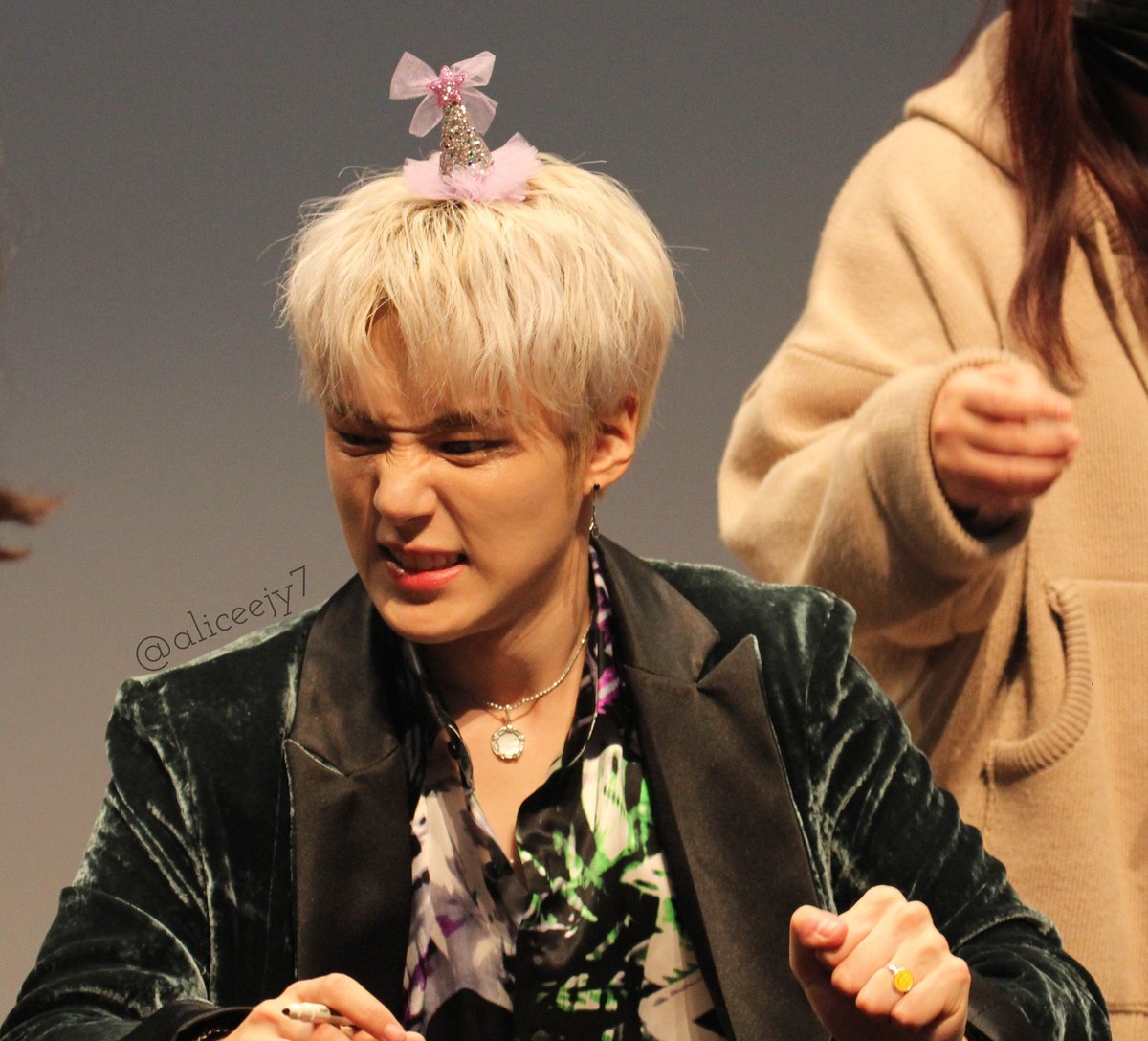 btscomics's tweet photo. amava essa foto do minhyuk https://t.co/EBQIJ0yNU9