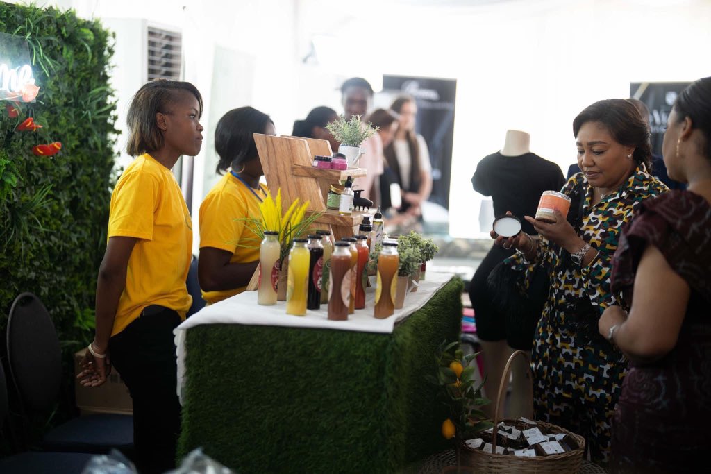 champsetbetails's tweet photo. La distinguée Première Dame de la République, Mme Denise Nyakeru Tshisekedi, nous a fait l’honneur de visiter notre stand lors du village de la femme, et de se procurer le gommage mousseux champs et bétails.
#smalbusiness #achetonslocal #produitsnaturels #cosmetiquesnaturels https://t.co/TGBIqbwgLZ